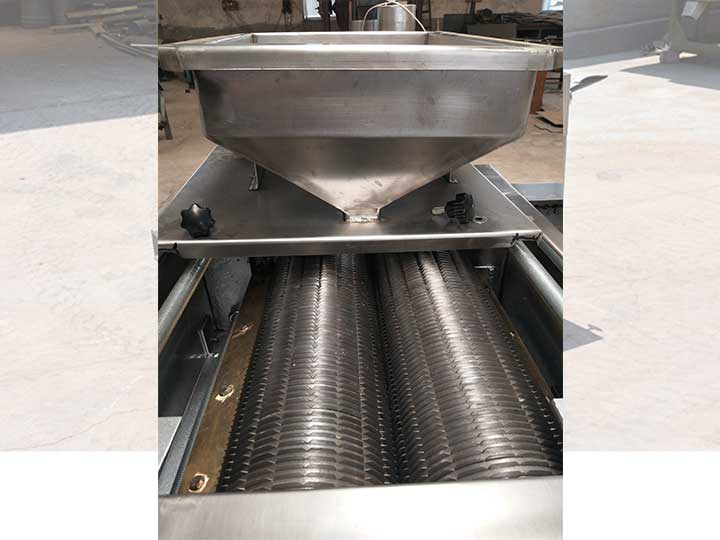 Machine avec coupe-rouleaux