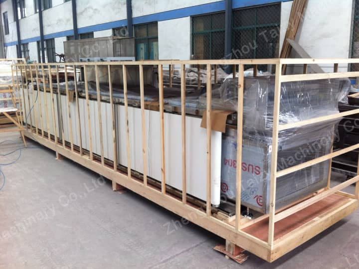 Peanut brittle forming and cutting machine in packaging